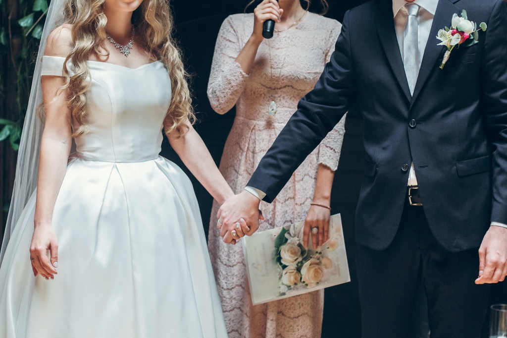 Как стать ведущим свадеб с нуля, и сберечь свой голос